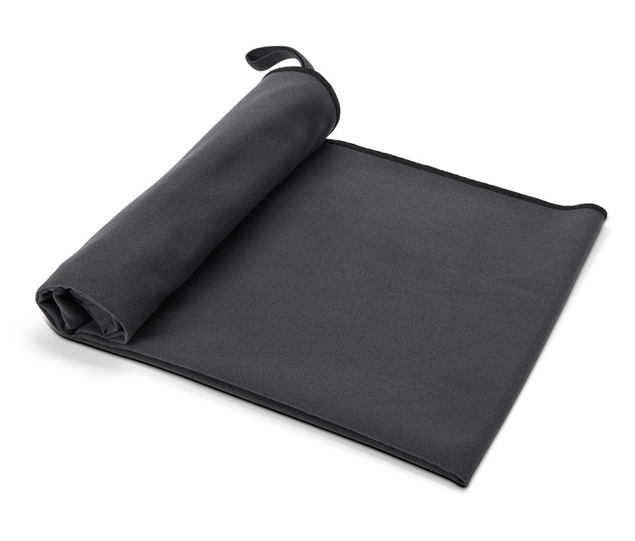 Čiastočne zrolovaný sivý uterák s pútkom.