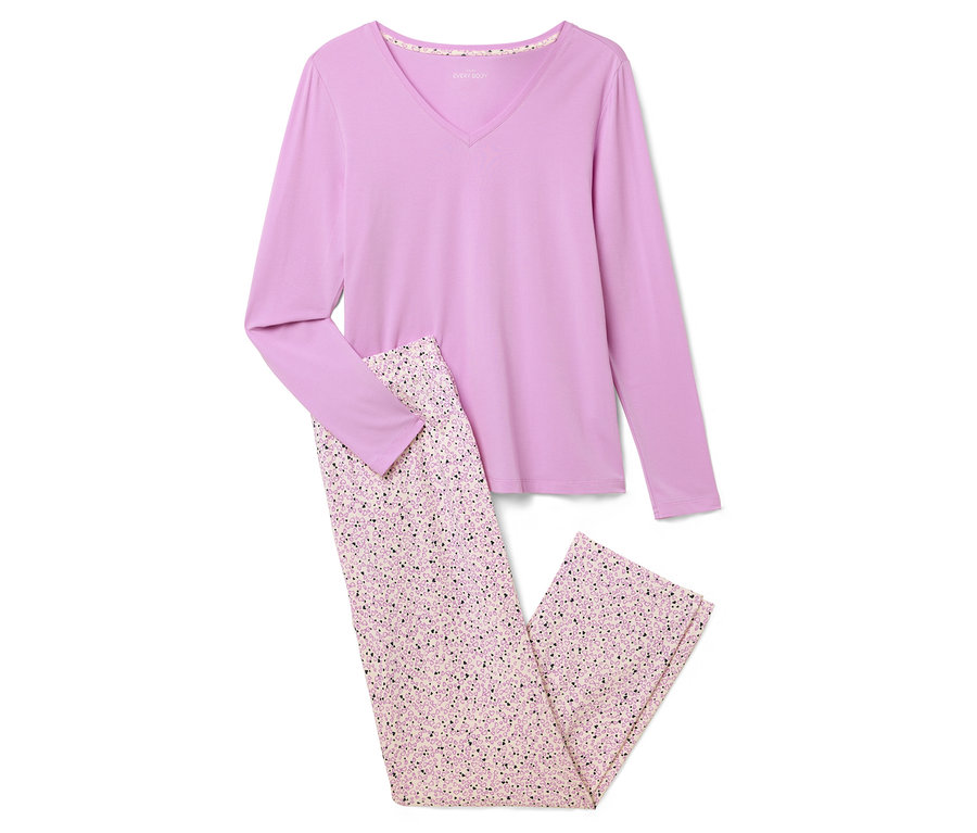 Fialové pyžamo s dlhým rukávom a kvetinové nohavice.