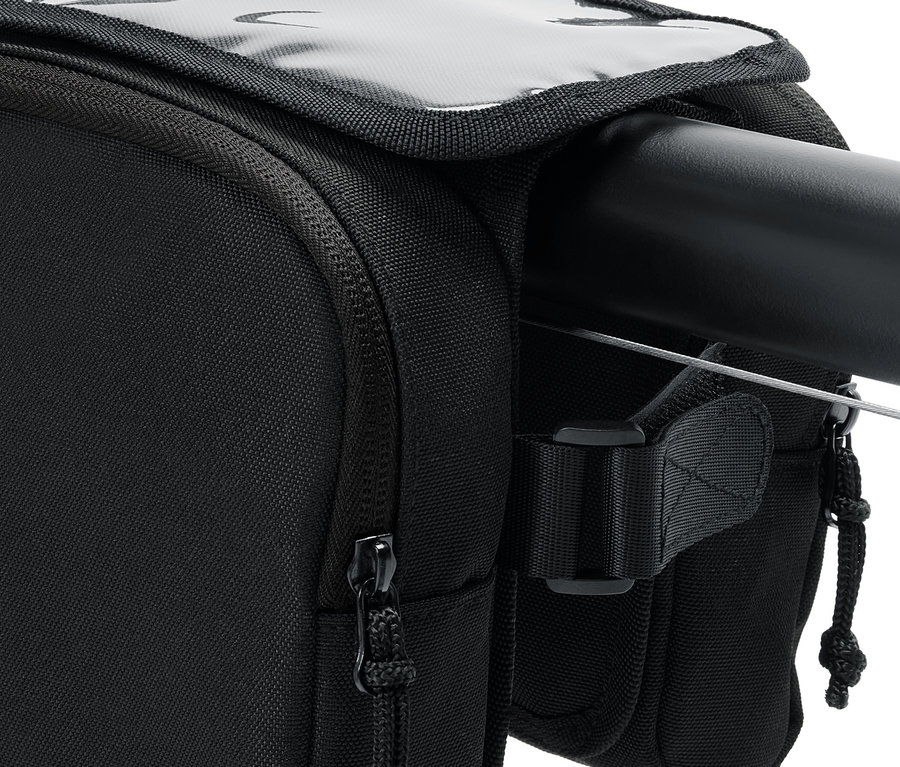 Detail čiernej tašky na rám bicykla s priehľadnou priehradkou navrchu, pripevnenej na riadidlách bicykla.