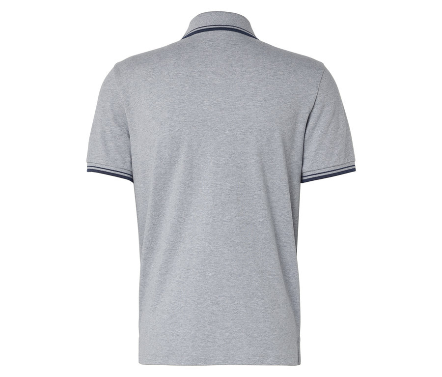 Pohľad zozadu na svetlosivé polo tričko s tmavomodrými detailmi na golieri a rukávoch.