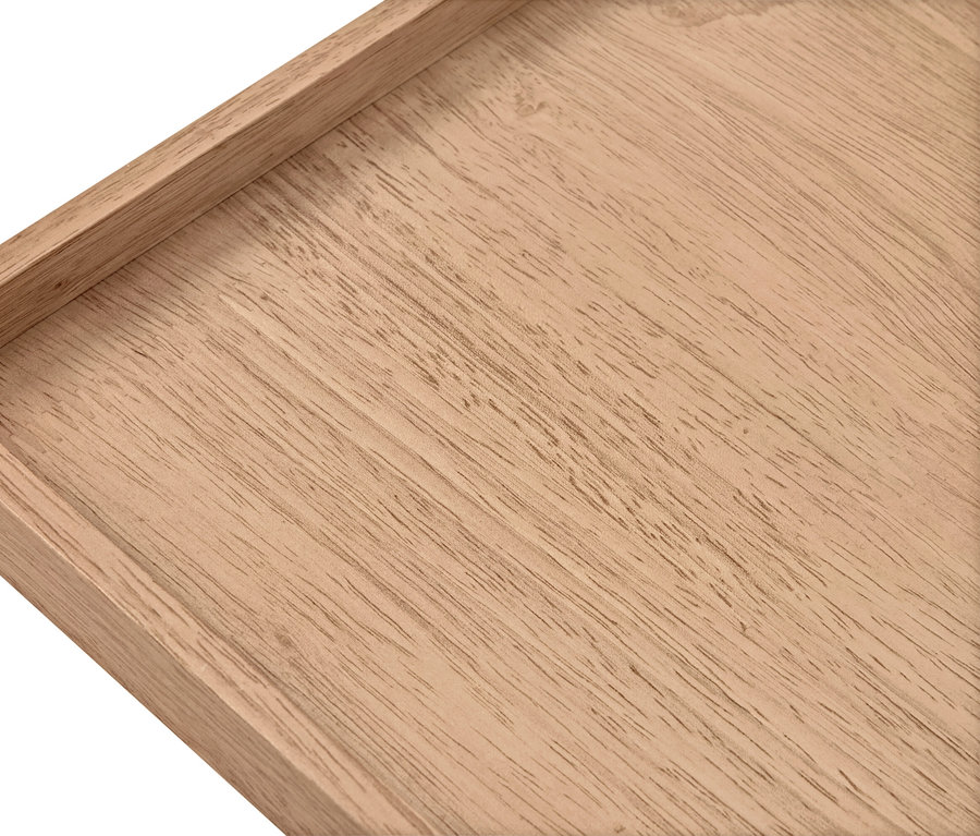 Detailný záber prázdnej drevenej tácky s vyvýšenými okrajmi.