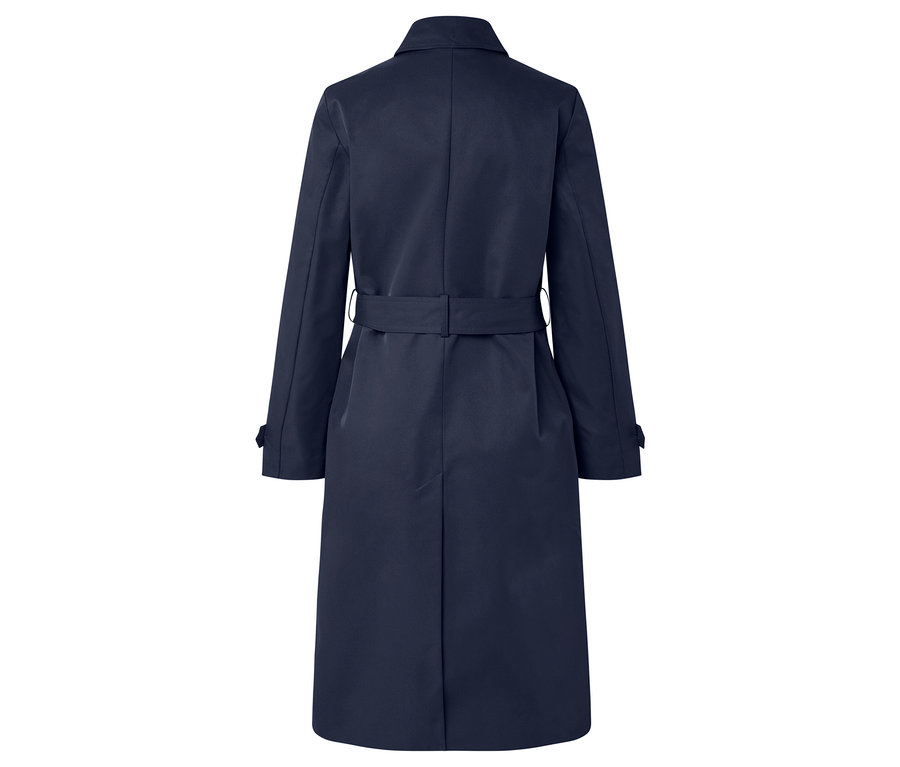 Pohľad zozadu na tmavomodý trenčkot s opaskom.