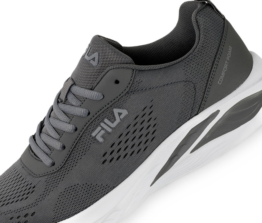 Detailný záber na pánske tenisky FILA Specctris v odtieni castlerock s bielou podrážkou.