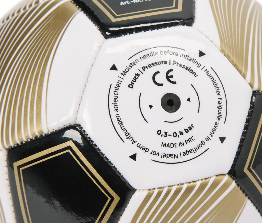 Detail čierno-zlatej futbalovej lopty s bielymi panelmi a označením CE.