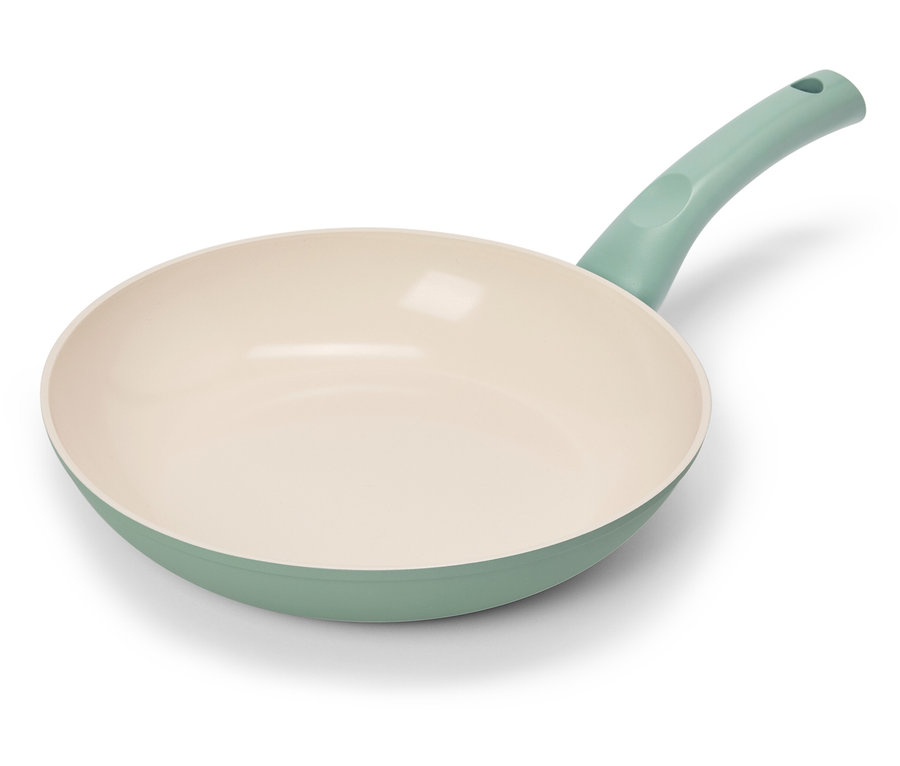 Jedna panvica so svetlozeleným okrajom a rúčkou leží na bielom pozadí.