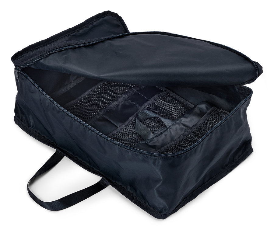 Otvorená, tmavomodrá cestovná taška so zipsom a viacerými priehradkami, pohľad zhora.