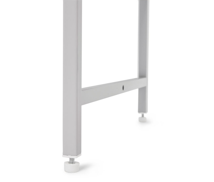 Detailný pohľad na striebornú nohu stola s nastaviteľnou nožičkou na bielom pozadí.