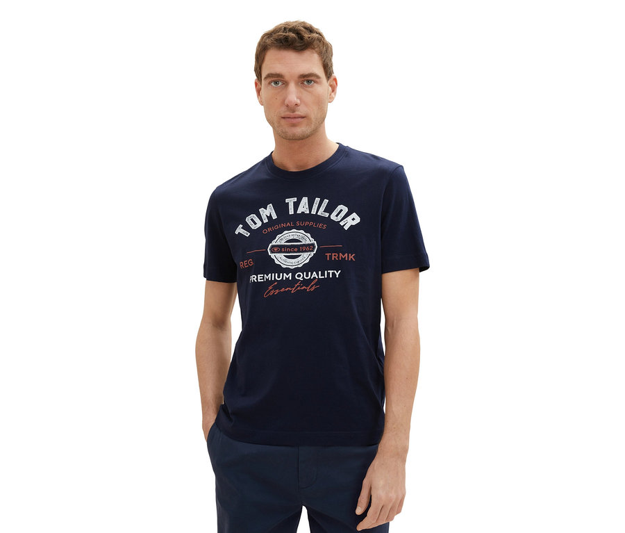 Muž má na sebe tričko Tom Tailor s logom, Sky Captain modrá.