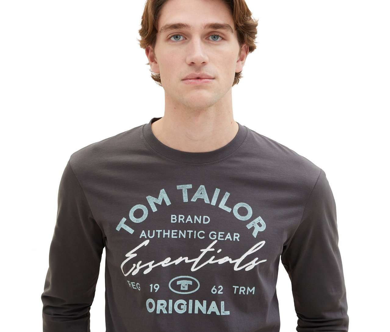 Muž má na sebe tričko Tom Tailor s dlhým rukávom s logom, Dark Shadow.