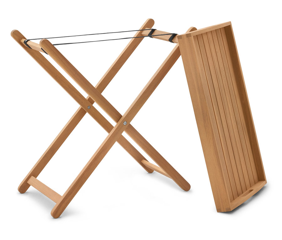 Drevený servírovací stolík s podnosom stojaci na bielom pozadí.