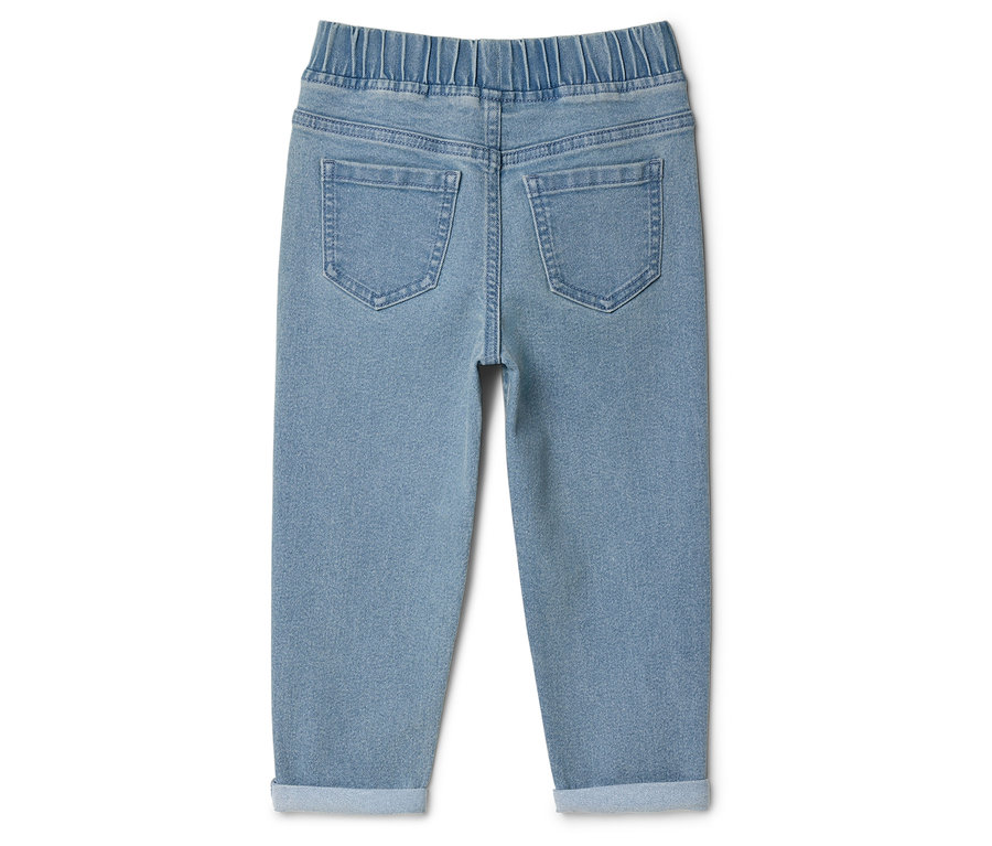 Pohľad zozadu na svetlomodré džínsy s elastickým pásom a vyhrnutými nohavicami.