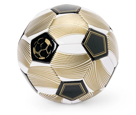 Detailný záber na futbalovú loptu so zlatými a čiernymi akcentmi. Futbalová lopta.