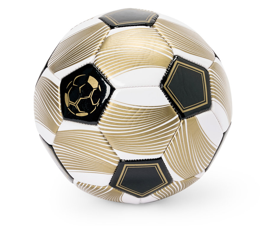 Detailný záber na futbalovú loptu so zlatými a čiernymi akcentmi. Futbalová lopta.