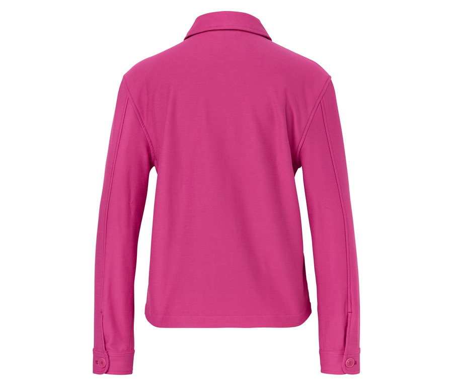 Pohľad zozadu na ružovú košeľu s dlhými rukávmi.