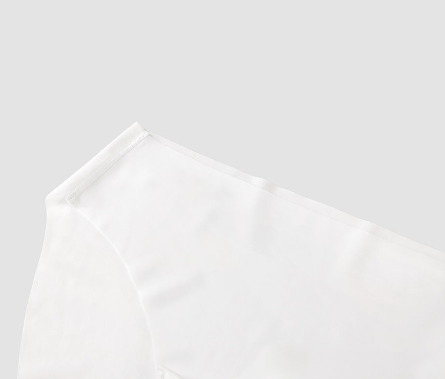 Detailný pohľad na bielu látku so švom.