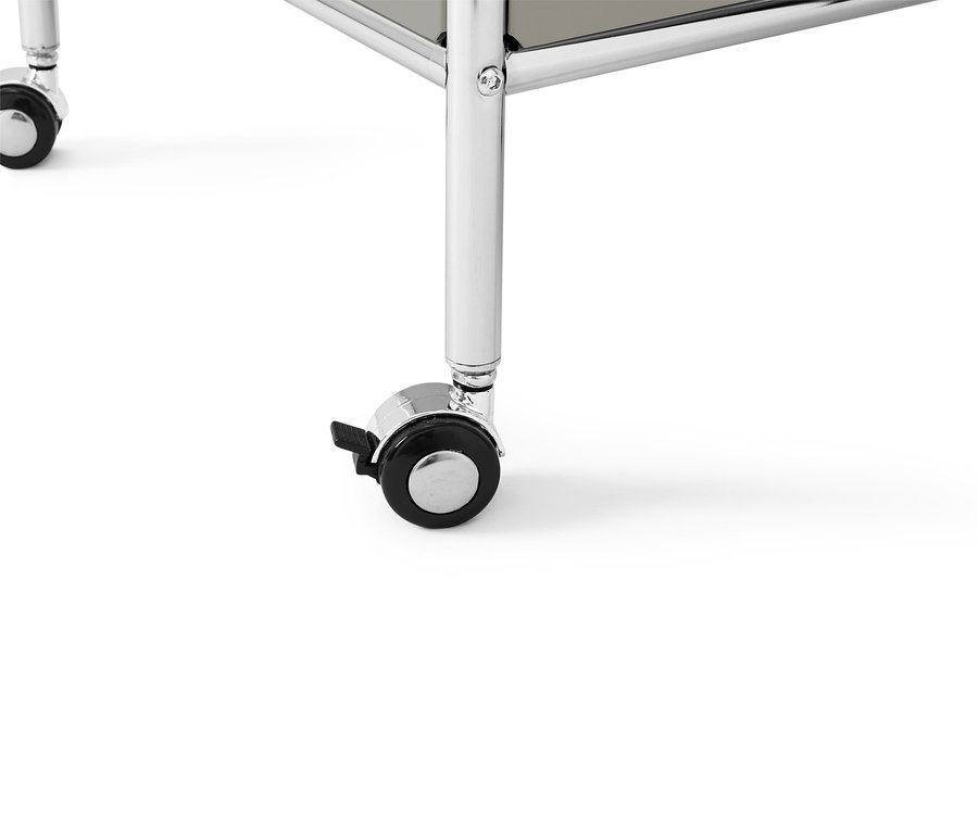 Detailný pohľad na servírovací vozík s kolieskami.