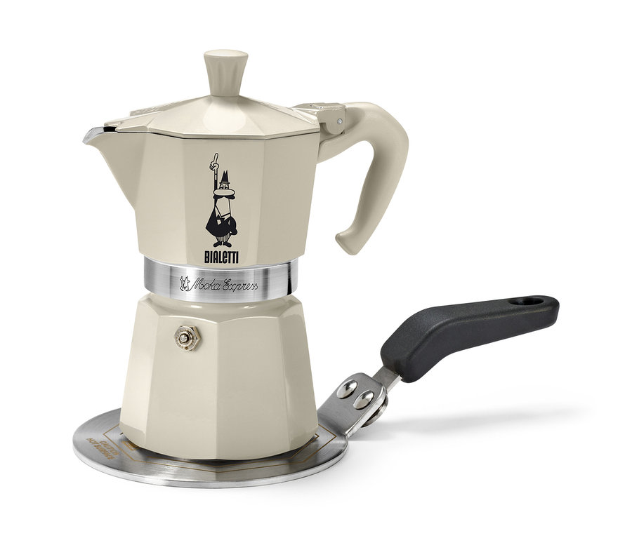 Béžová moka kanvička Bialetti stojí na adaptérovej podložke na indukciu Bialetti s priemerom 13 cm.