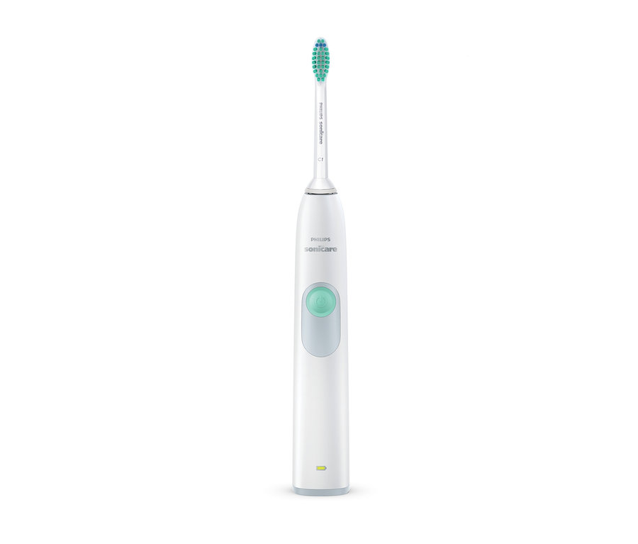 Detailný záber na bielu elektrickú sonickú zubnú kefku Philips HX6221/21 »DailyClean 3100«.
