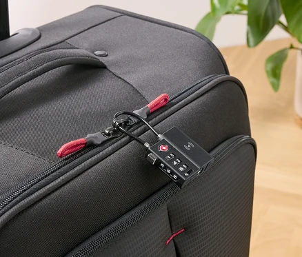 Čierny kufor so Smart TSA zámkom so sledovacím zariadením.