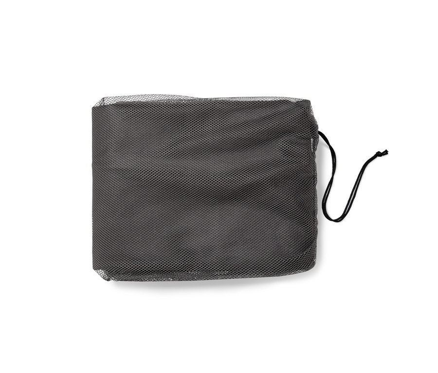 Čierny prémiový ochranný obal na jedálenskú súpravu so sťahovacou šnúrkou.