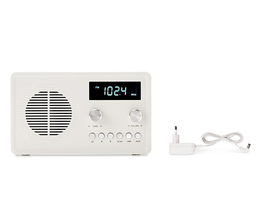 Biele digitálne kompaktné FM rádio a napájací kábel na bielom pozadí.