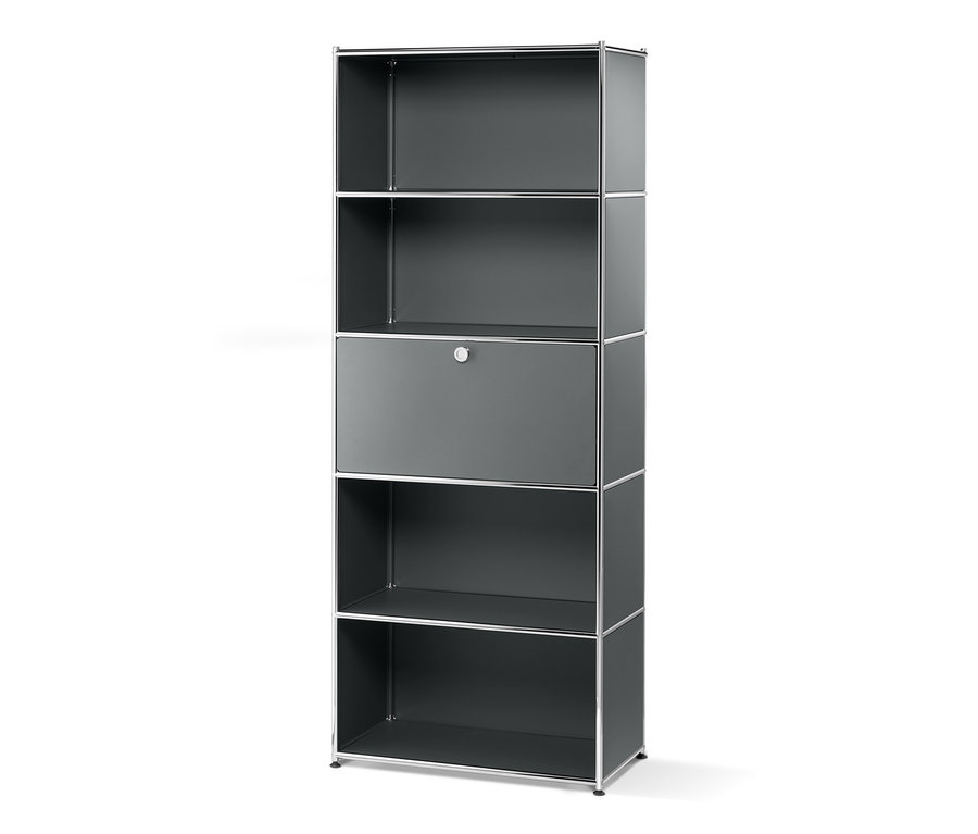 Vysoký kovový regál s nastaviteľnou výklopnou priehradkou.