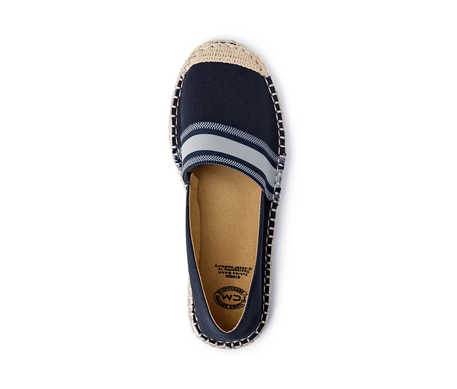 Detailný záber zhora na tmavomodré espadrilky.