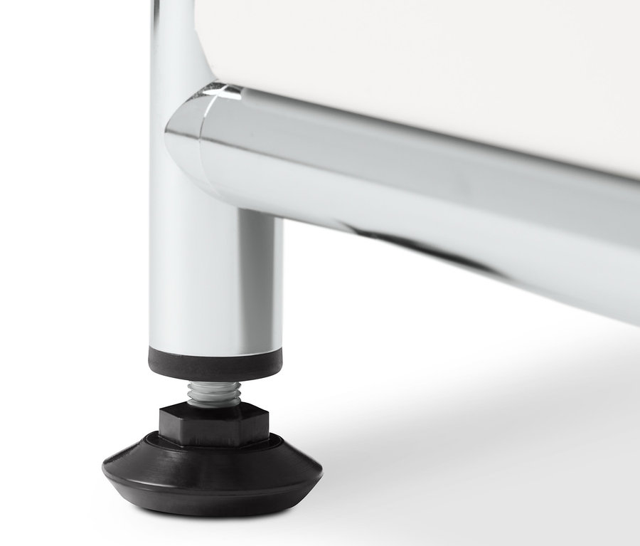 Detail bielej kovovej odkladacej skrinky »CN3« s výklopnými priehradkami, vidieť chrómovanú nohu.