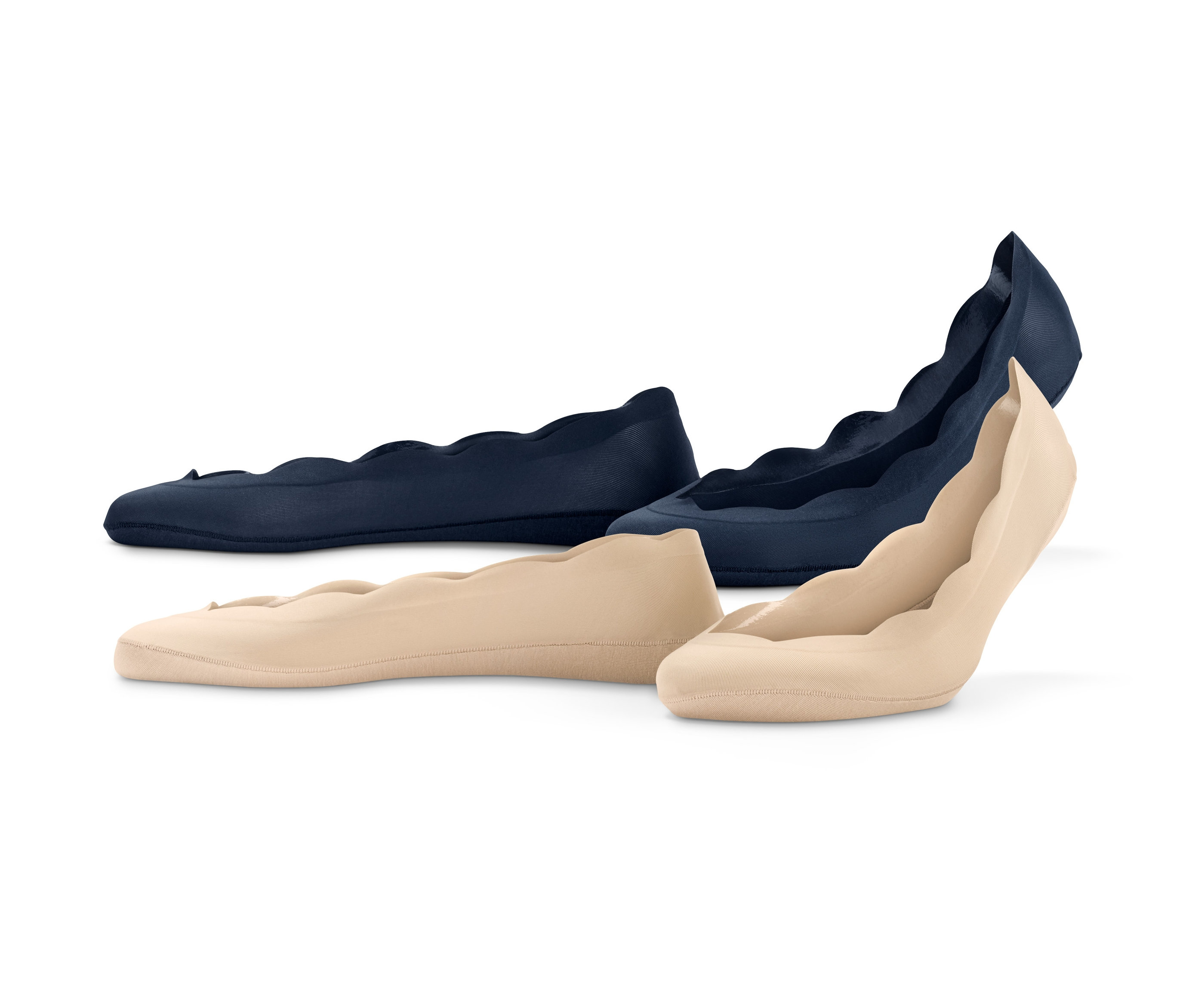 Dva páry ťapiek »Magic Cut«, jedny tmavomodré a druhé béžové, ležia na bielom pozadí.