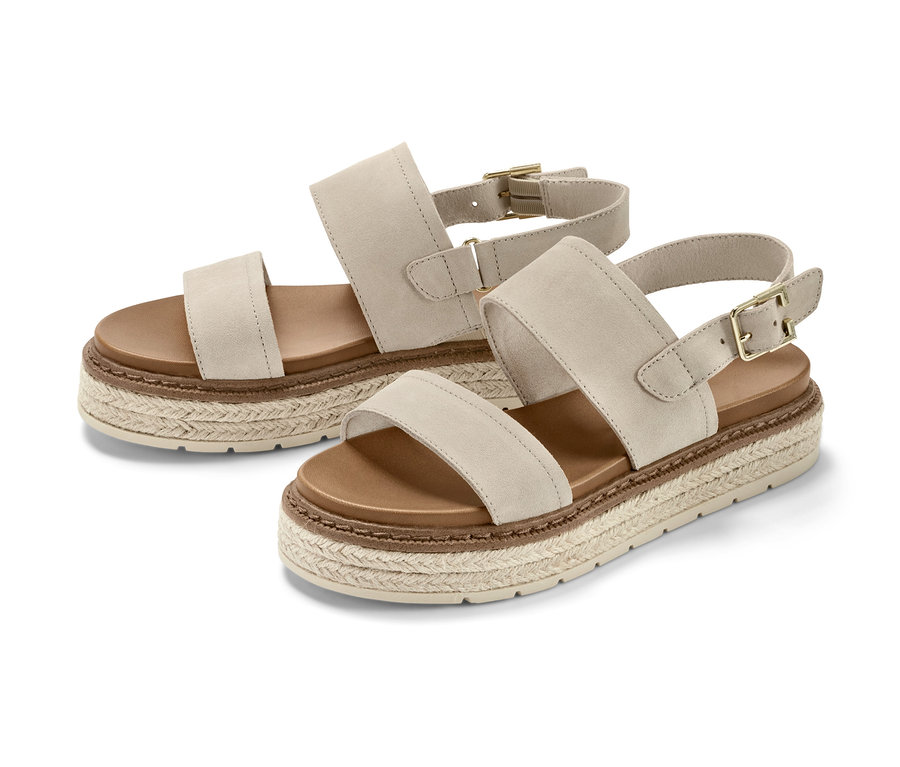 Dve béžové kožené sandále na platforme.