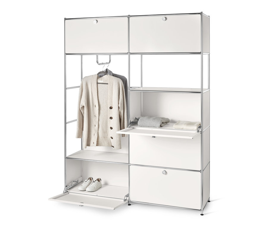 Biely kovový skriňový systém »CN3« s oblečením a topánkami.