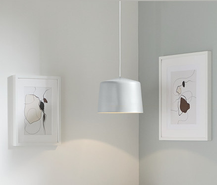 Otvorená biela skriňa s kovovým závesným svietidlom.