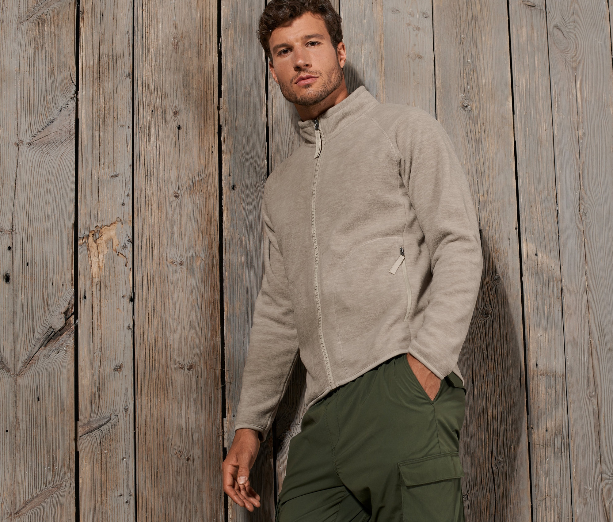 Muž pózuje vo flísovej mikine.