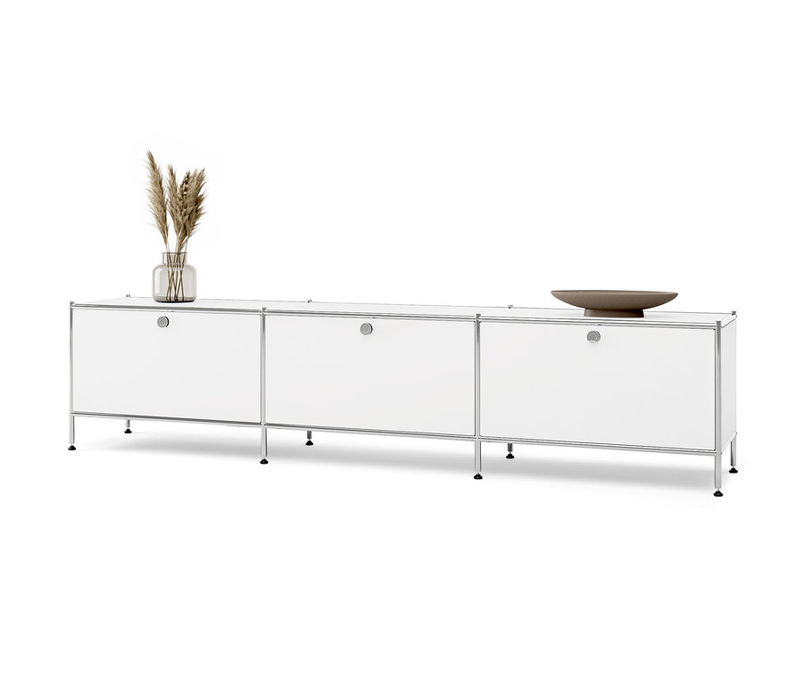 Biely nízky kovový stolík »CN3« s 3 sklopnými priehradkami. Na stolíku váza s trávou a hnedá misa.