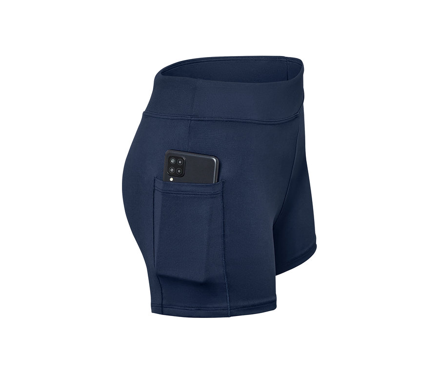 Detail športových šiat s cyklistickými nohavicami a telefónom vo vrecku.