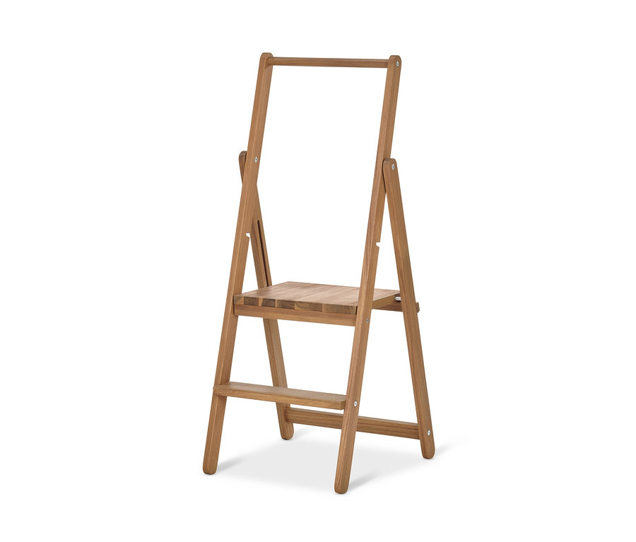 Malý rebrík z masívneho dreva.