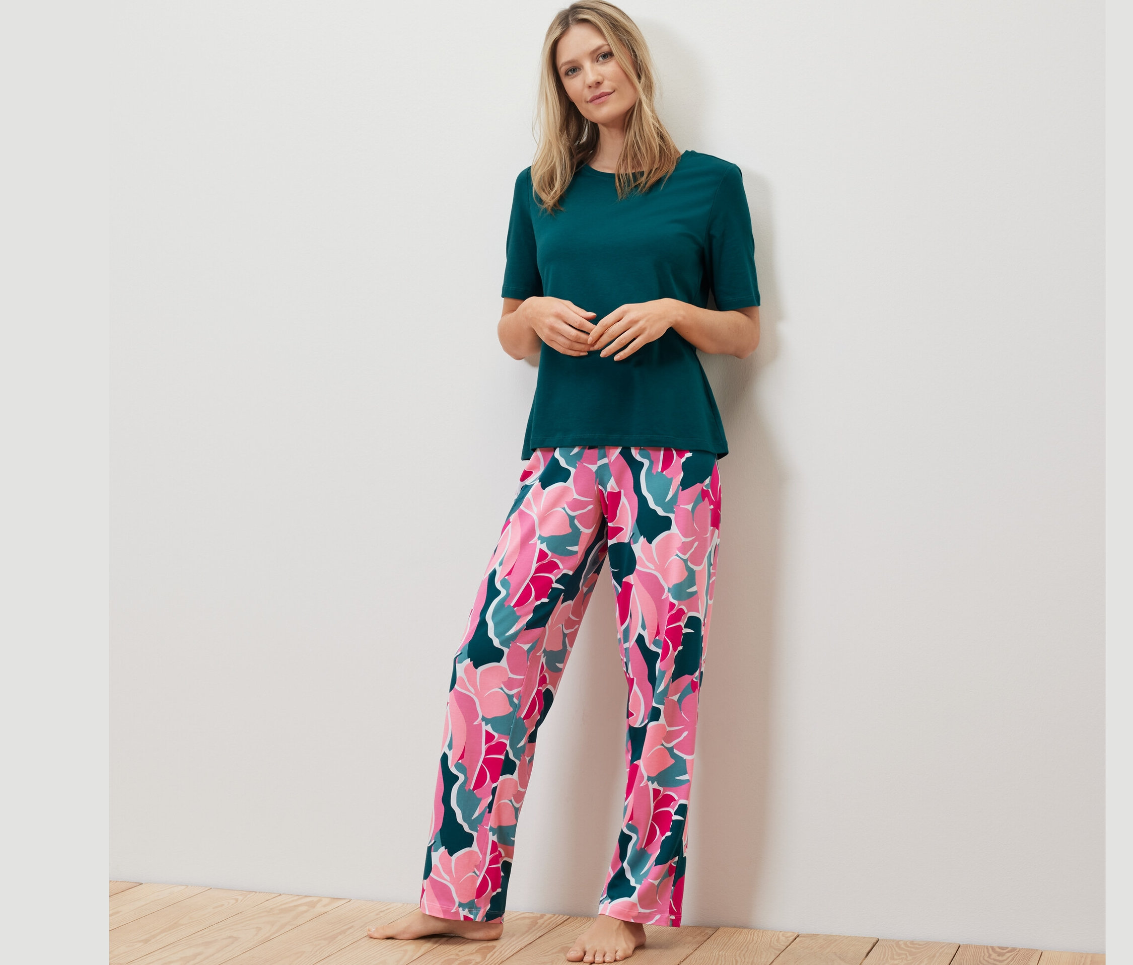 Žena má na sebe pyžamovú súpravu s kvetinovým vzorom.