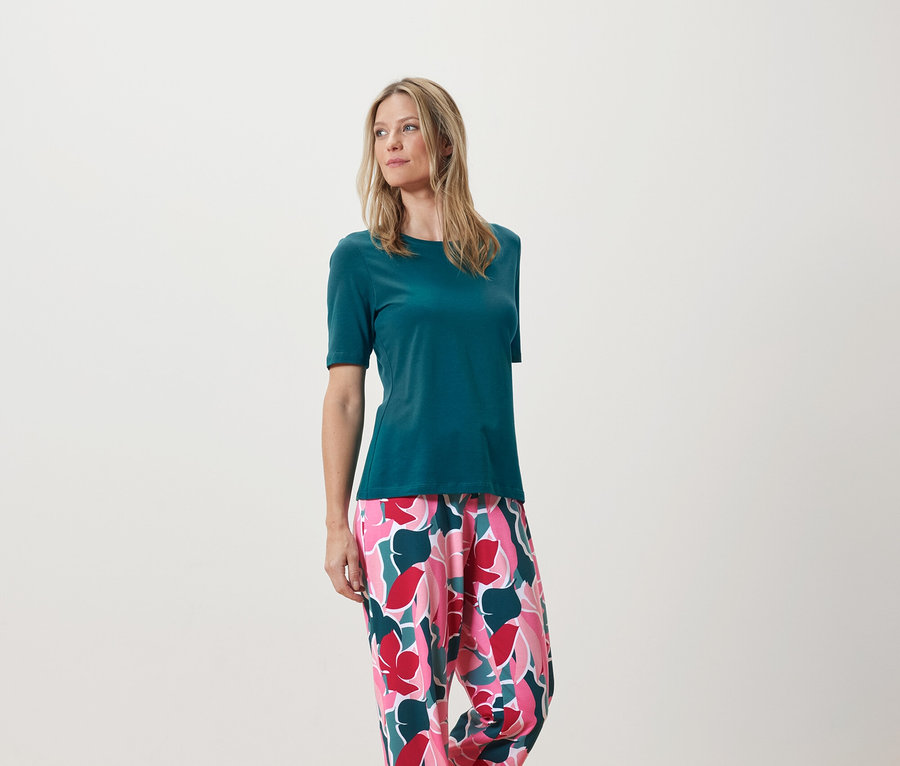 Žena má na sebe pyžamovú súpravu.