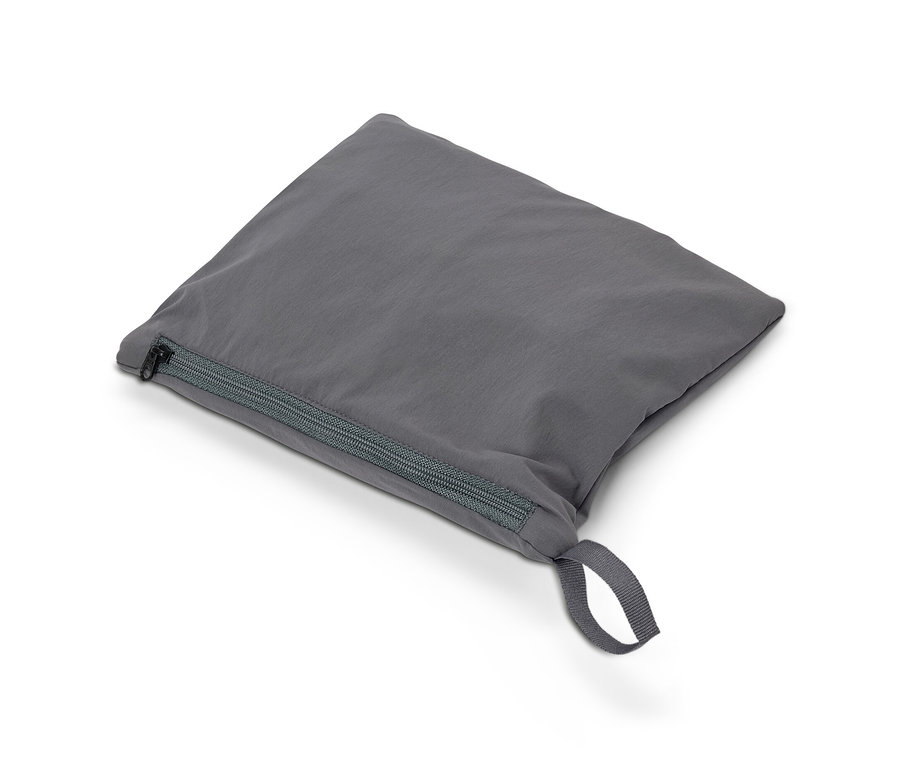 Sivý obal na ľahké funkčné nohavice so zipsom a pútkom.