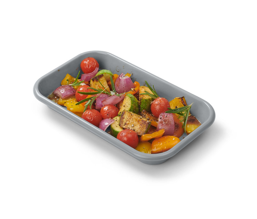 Zelenina v smaltovanej grilovacej miske a smaltovanej miske.