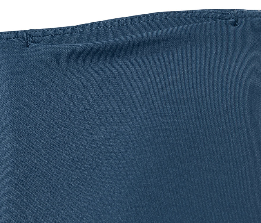 Detail športových legínsov, reflexné v striebornej farbe.