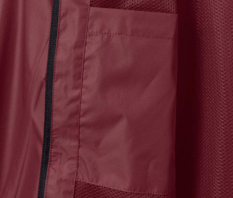 Detail vínovočervenej bundy do dažďa s vreckom.