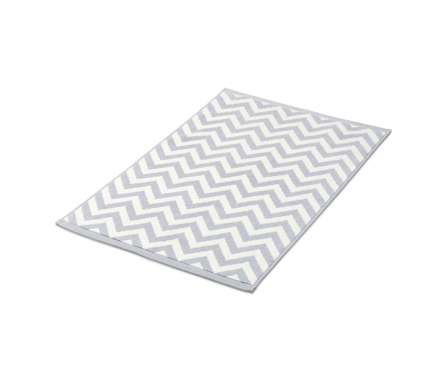 Sivo-biela predložka pred sprchovací kút so vzorom cikcak.