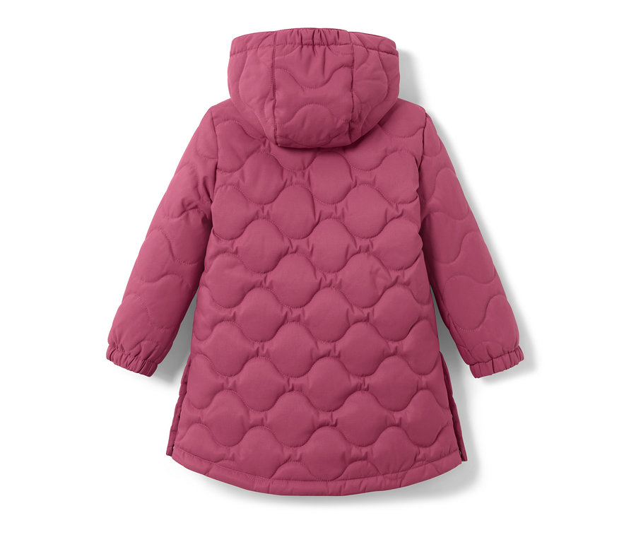 Zadný pohľad na detský prešívaný kabát.