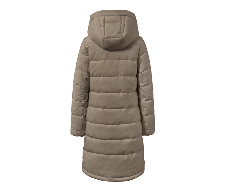 Pohľad zozadu na hnedosivý prešívaný kabát.