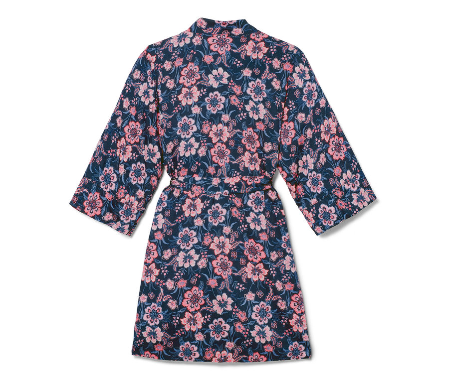 Modrý tkaný župan s kvetinovým vzorom.