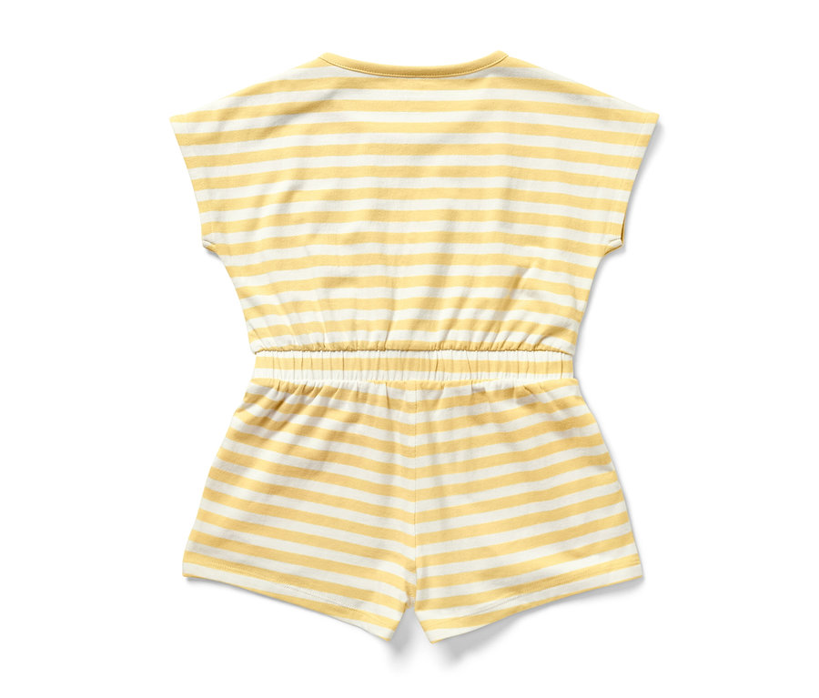 Detský overal so žltými a bielymi pruhmi.