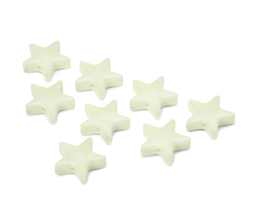 Osem označovacích svoriek svietiacich v noci v tvare hviezdy leží na bielom povrchu.