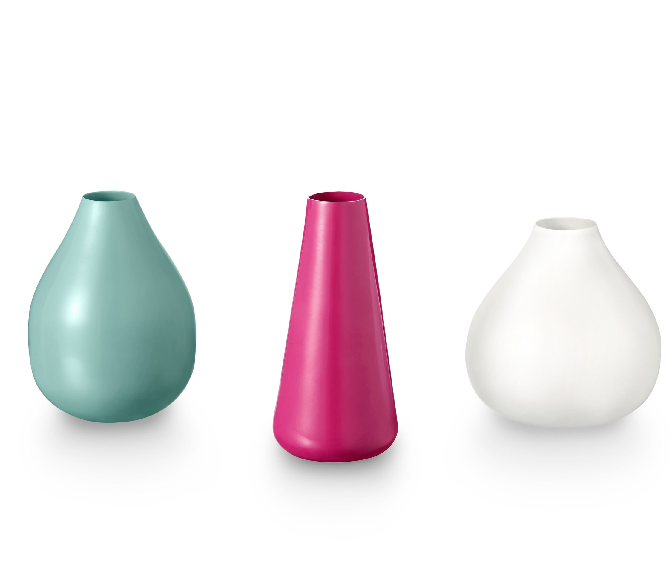 Tri vázy: tyrkysová, ružová a biela.