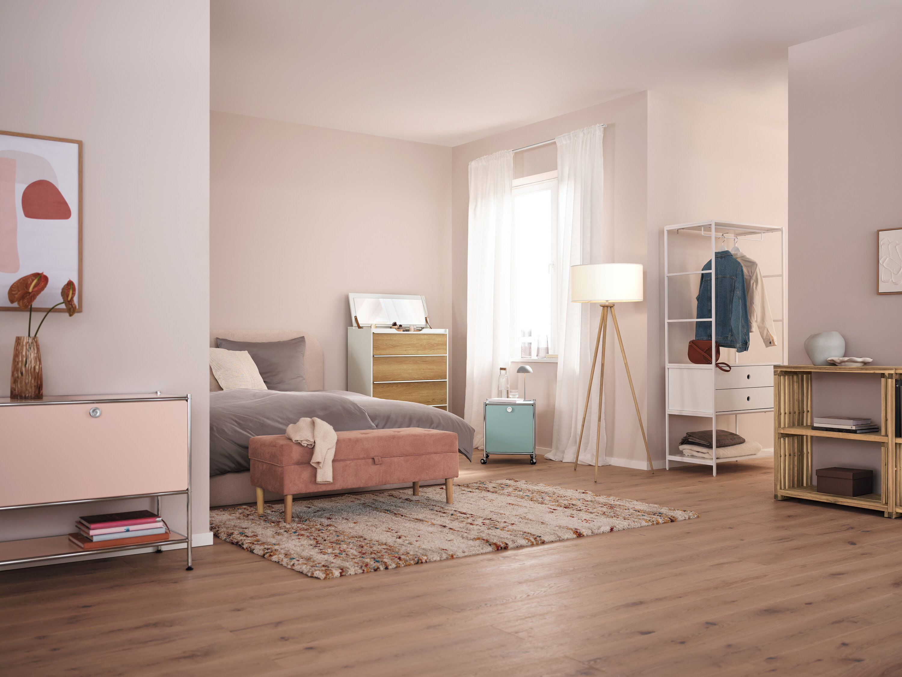 Spálňa so sivou stolovou LED lampou s akumulátorom na nočnom stolíku.